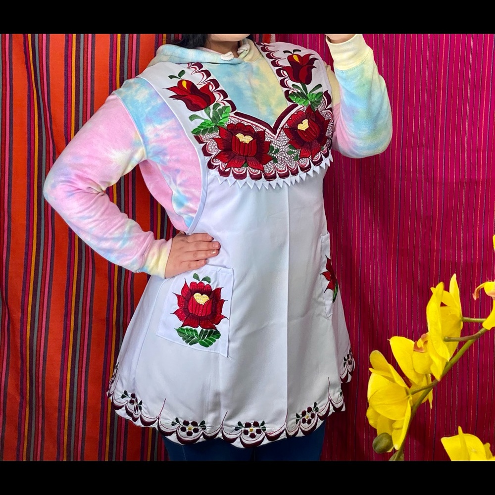 WHITE with RED flowers APRON